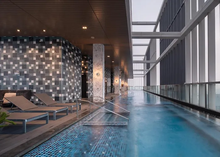 Walk To Bts L Fully Furnish L Pool And Suana Apartamento